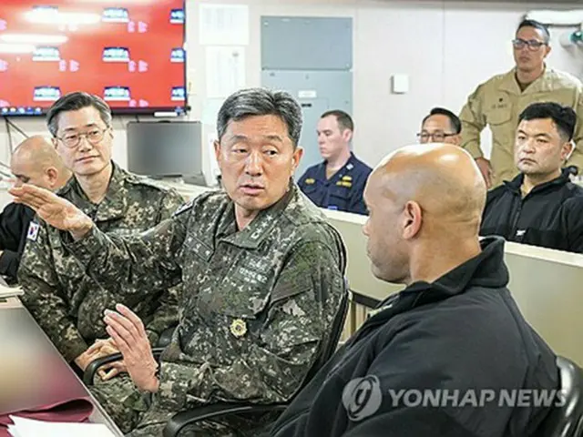 米海軍の艦艇「ミゲル・キース」内に設置された訓練指揮本部で指揮にあたる崔成赫（チェ・ソンヒョク）韓国海軍作戦司令官（韓国海軍提供）＝（聯合ニュース）≪転載・転用禁止≫