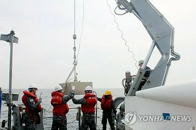 ２日に機雷掃海艦で模擬機雷を使った機雷敷設訓練が行われた（韓国海軍提供）＝（聯合ニュース）≪転載・転用禁止≫