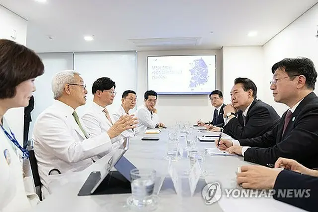 富川世宗病院の関係者の話に耳を尹大統領（大統領室提供）＝（聯合ニュース）≪転載・転用禁止≫