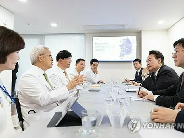 富川世宗病院の関係者の話に耳を尹大統領（大統領室提供）＝（聯合ニュース）≪転載・転用禁止≫