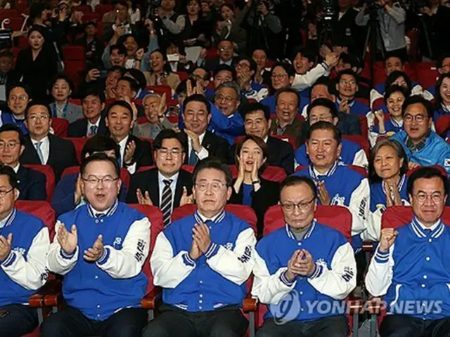 開票速報を見ながら拍手する「共に民主党」の執行部（国会写真記者団）＝１０日、ソウル（聯合ニュース）