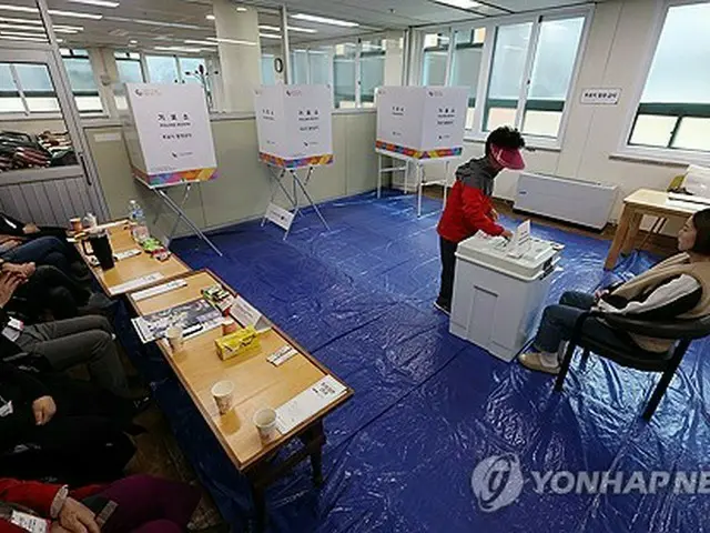 忠清北道清州市内の福祉施設に設置された投票所で投票する有権者＝１０日、清州（聯合ニュース）