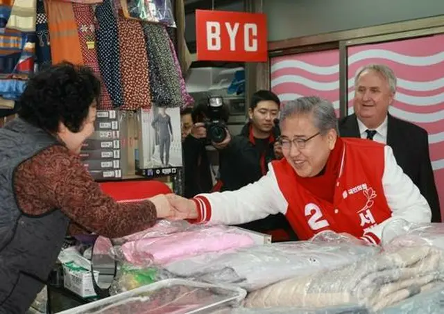 選挙運動を行う朴振（パク・ジン）氏（右）＝（聯合ニュース）