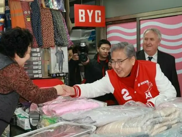 選挙運動を行う朴振（パク・ジン）氏（右）＝（聯合ニュース）