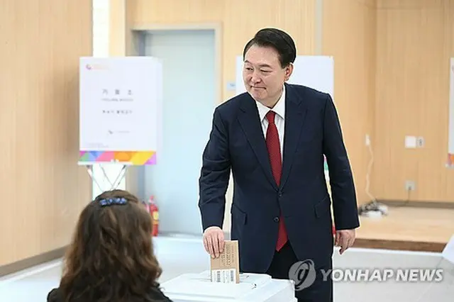 総選挙の期日前投票が行われた４月５日、尹大統領は釜山で投票した（大統領室提供）＝（聯合ニュース）≪転載・転用禁止≫