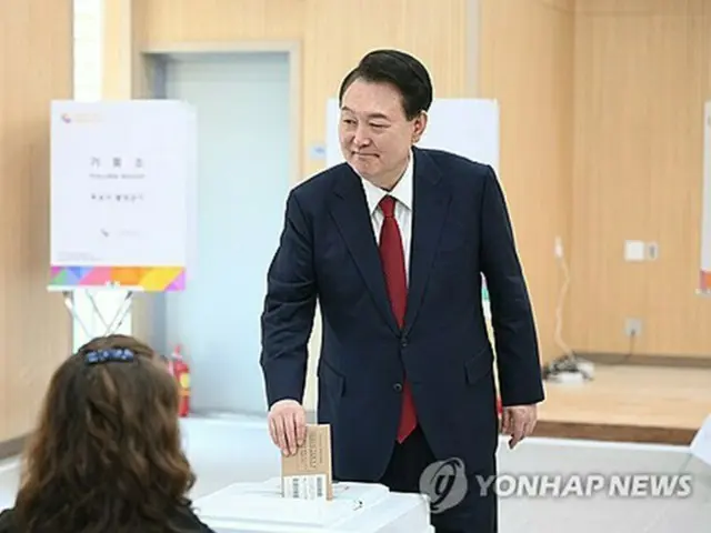 総選挙の期日前投票が行われた４月５日、尹大統領は釜山で投票した（大統領室提供）＝（聯合ニュース）≪転載・転用禁止≫