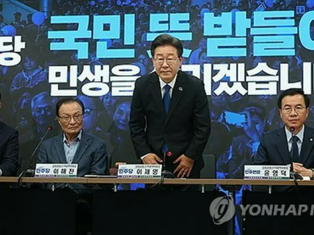 １１日午前、共に民主党と系列「共に民主連合」の選挙対策委員会の解団式であいさつする李代表＝ソウル（聯合ニュース）