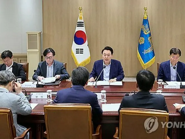 尹錫悦（ユン・ソクヨル）大統領（中央）が主宰した緊急の経済・安全保障会議（大統領室提供）＝（聯合ニュース）≪転載・転用禁止≫