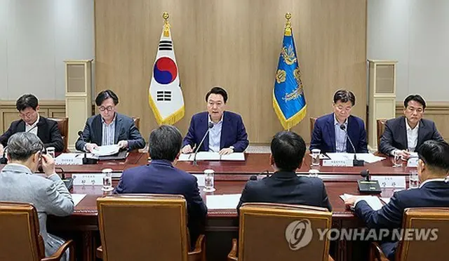 尹錫悦（ユン・ソクヨル）大統領（中央）が主宰した緊急の経済・安全保障会議（大統領室提供）＝（聯合ニュース）≪転載・転用禁止≫