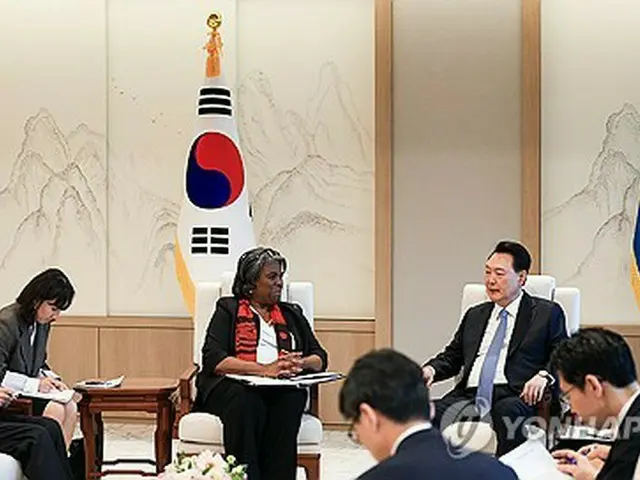 会談する尹大統領とトーマスグリーンフィールド米国連大使（大統領室提供）＝（聯合ニュース）≪転載・転用禁止≫