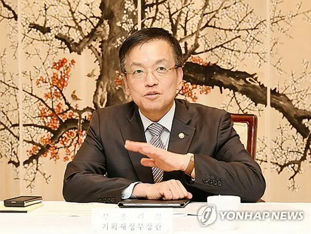 崔相穆・経済副首相兼企画財政部長官（同部提供）＝（聯合ニュース）≪転載・転用禁止≫