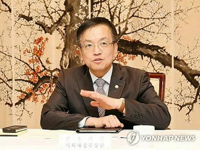 崔相穆・経済副首相兼企画財政部長官（同部提供）＝（聯合ニュース）≪転載・転用禁止≫