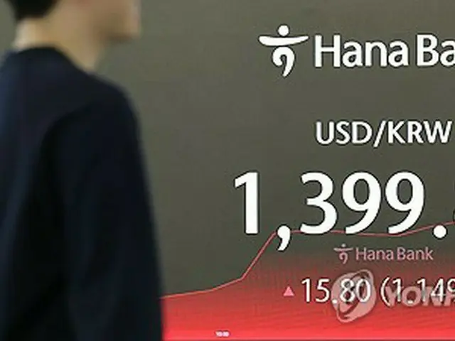 ハナ銀行のディーリングルームに取引時間中の為替レートが表示されている＝１６日、ソウル（聯合ニュース）