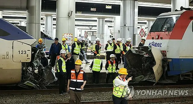 事故現場で作業にあたる関係者ら＝１８日、ソウル（聯合ニュース）
