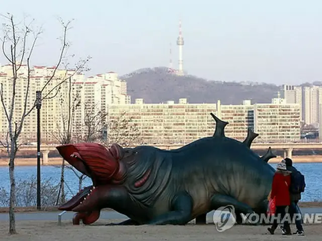 漢江公園にある韓国映画「グエムル―漢江の怪物―」に登場した怪物の造形物（資料写真）＝（聯合ニュース）