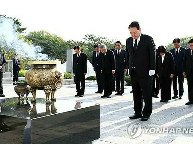 国立４・１９民主墓地で黙とうをささげる尹大統領（大統領室通信写真記者団）＝１９日、ソウル（聯合ニュース）