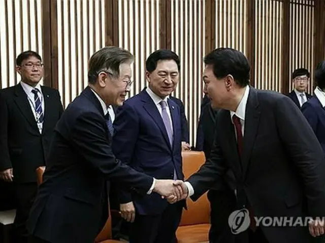 2023年10月31日、施政方針演説を行うため訪れた国会であいさつする尹大統領(右)と共に民主党の李代表(大統領室提供)=(聯合ニュース)≪転載・転用禁止≫