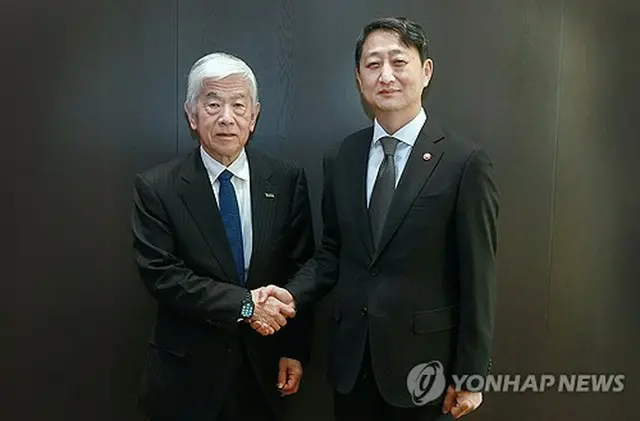 １９日にソウルで面会した安徳根・産業通商資源部長官（右）と東レの日覚昭広会長（産業通商資源部提供）＝（聯合ニュース）≪転載・転用禁止≫
