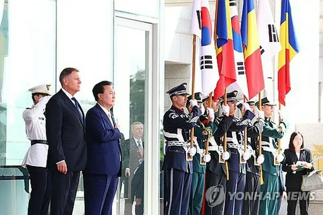 尹錫悦大統領は２３日、ソウル・竜山の大統領室庁舎にルーマニアのヨハニス大統領を招いた。公式歓迎式に出席した両大統領（大統領室通信写真記者団）＝（聯合ニュース）