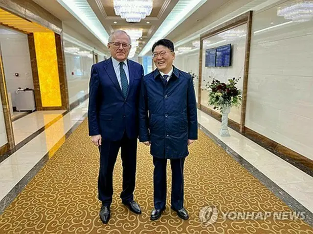 北朝鮮の尹対外経済相（右）とロシアのマツェゴラ駐北朝鮮大使（同大使館のフェイスブックより）＝（聯合ニュース）≪転載・転用禁止≫