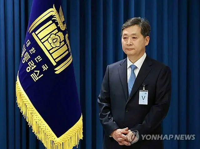 大統領室庁舎で開かれた会見に出席した尹寧彬氏＝２４日、ソウル（聯合ニュース）