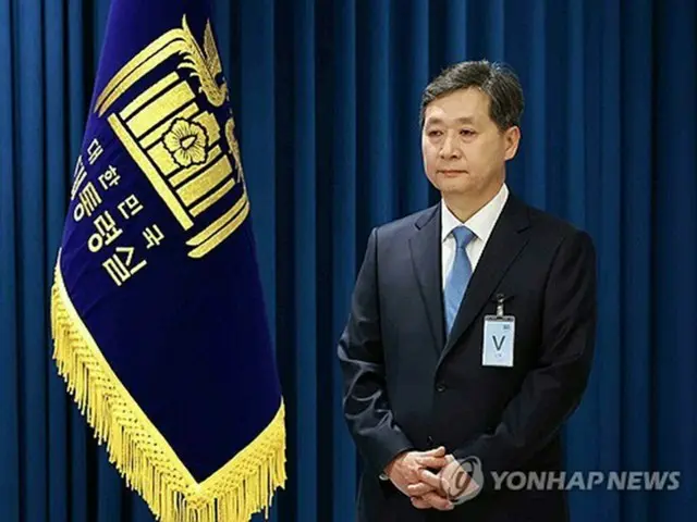 大統領室庁舎で開かれた会見に出席した尹寧彬氏＝２４日、ソウル（聯合ニュース）