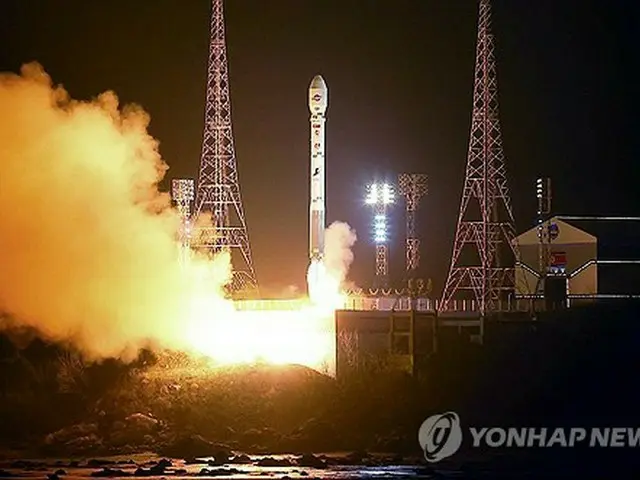 ２０２３年１１月、北朝鮮北西部の平安北道・東倉里にある西海衛星発射場から打ち上げられた偵察衛星「万里鏡１号」を搭載した新型運搬ロケット「千里馬１」（朝鮮中央テレビより）＝（聯合ニュース）≪転載・転用禁止≫