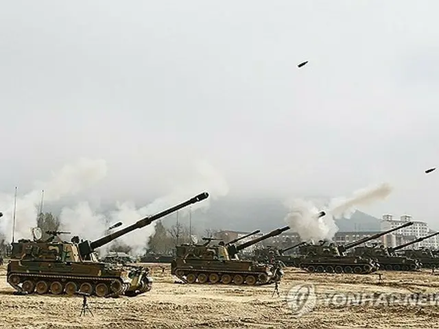射撃訓練を行う自走砲Ｋ９（資料写真）＝（聯合ニュース）