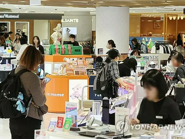 ソウル市内の免税店を見て回る外国人観光客。韓国関税庁と韓国免税店協会は４月２６日から６月７日まで、全国の免税店が参加するショッピングイベントを開催する＝（聯合ニュース）