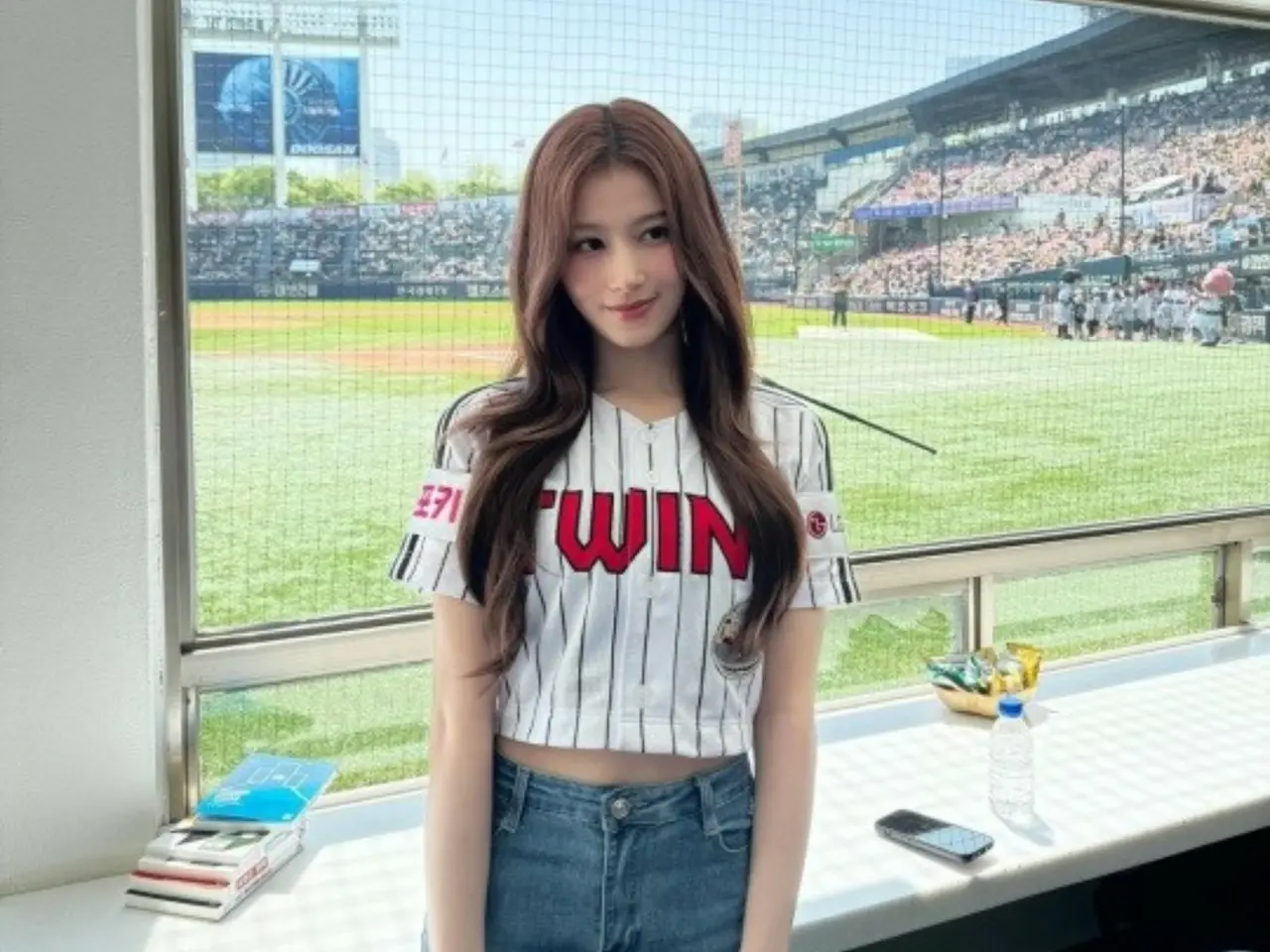 TWICE」サナ、LGツインズのユニフォームを着て始球式…セレブ感が