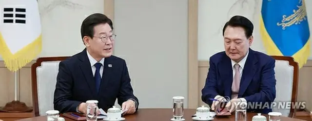 大統領室庁舎で会談する尹大統領（右）と「共に民主党」の李在明代表＝２９日、ソウル（聯合ニュース）