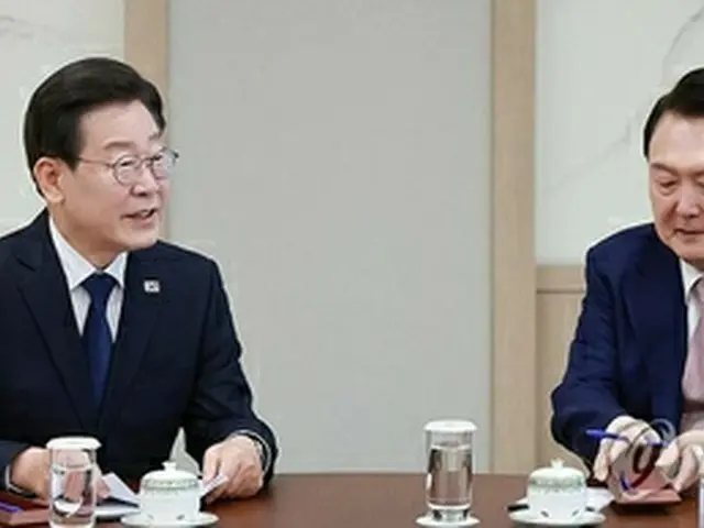 大統領室庁舎で会談する尹大統領（右）と「共に民主党」の李在明代表＝２９日、ソウル（聯合ニュース）