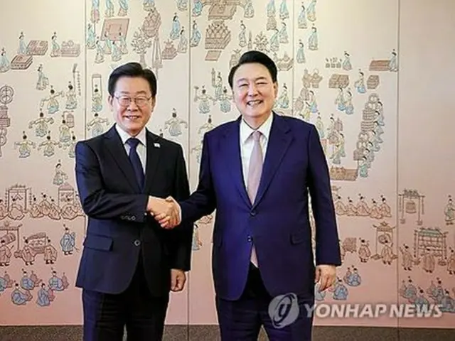 握手を交わす尹大統領（右）と李在明氏（大統領室提供）＝（聯合ニュース）≪転載・転用禁止≫