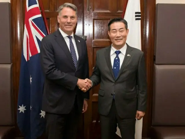 握手する申長官（右）とマールス副首相兼国防相（国防部提供）＝（聯合ニュース）≪転載・転用禁止≫