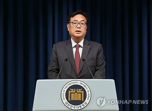 大統領室庁舎で記者会見を行う鄭鎮碩氏＝２日、ソウル（聯合ニュース）