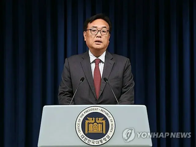 大統領室庁舎で記者会見を行う鄭鎮碩氏=2日、ソウル(聯合ニュース)