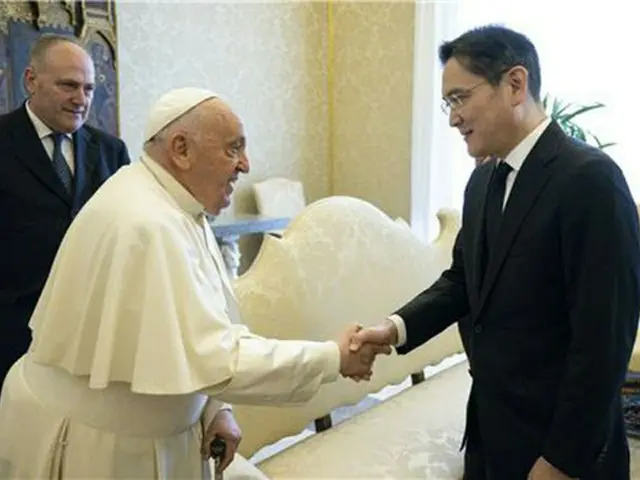バチカン宮殿で李在鎔サムスン電子会長（右）を迎えたローマ教皇フランシスコ（バチカンメディア提供）＝（聯合ニュース）≪転載・転用禁止≫