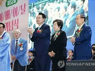 尹大統領　「韓国孤児の母」故田内さんの長男らに花＝「父母の日」式典に出席