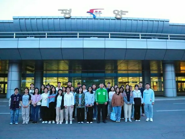 在北朝鮮中国大使館は２日、ホームページに中国人留学生たちが平壌国際空港前で撮影した写真を公開した（同大使館ＨＰより）＝（聯合ニュース）