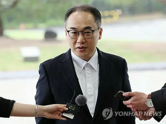 報道陣の質問に答える李氏＝７日、ソウル（聯合ニュース）