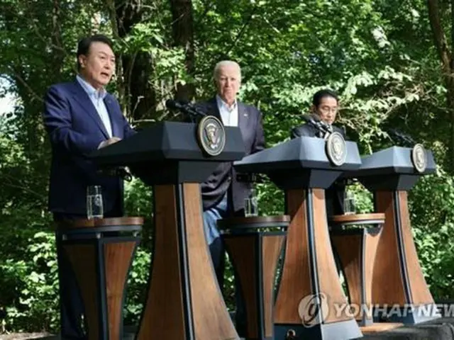 ２０２３年８月１８日、米大統領山荘のキャンプデービッドで共同記者会見を行う（左から）韓国の尹大統領、米国のバイデン大統領、日本の岸田文雄首相＝（聯合ニュース）