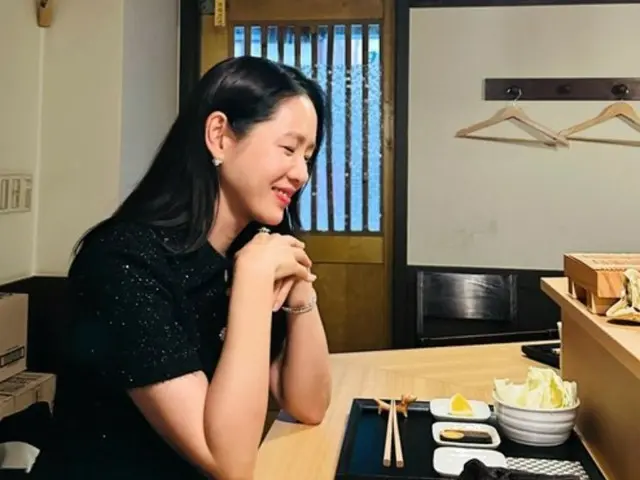 “ひょっとしたら日本での一コマ？”女優ソン・イェジン、おいしい食事の前でそっとほほ笑む女神…どうしてこんなに愛らしいのか？