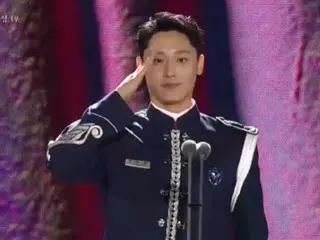 “空軍入隊中”俳優イ・ドヒョン、映画部門男性新人賞受賞で交際中恋人に言及…「ジヨン、ありがとう」＝「百想芸術大賞」