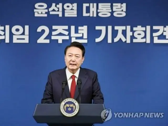 １０日の就任２年を前に、大統領室で国民向け記者会見を開いた尹大統領＝９日、ソウル（聯合ニュース）