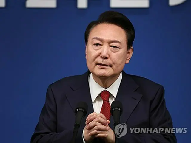 １０日の就任２年を前に、大統領室で国民向け記者会見を開いた尹大統領＝９日、ソウル（聯合ニュース）