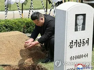 金正恩氏　体制宣伝担った故金己男元書記の国葬で哀悼＝埋葬まで見守る