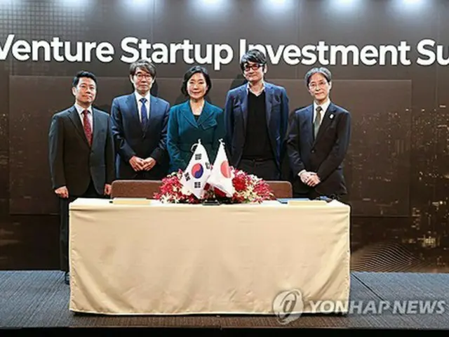 韓日共同ファンドの関係者と記念撮影する中小ベンチャー企業部の呉ヨンジュ長官（中央、同部提供）＝（聯合ニュース）≪転載・転用禁止≫