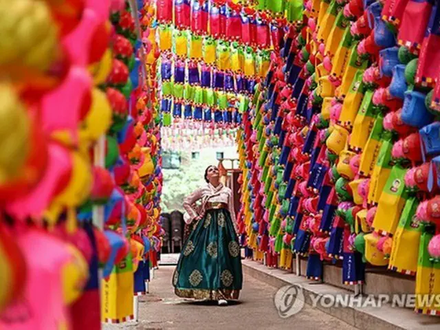 韓国最大の仏教宗派「大韓仏教曹渓宗」の総本山、曹渓寺（ソウル市鍾路区）に設置された色とりどりのちょうちん＝（聯合ニュース）