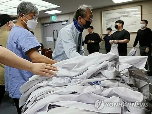 白衣を脱いで政府に抗議の意を示す医師たち＝（聯合ニュース）