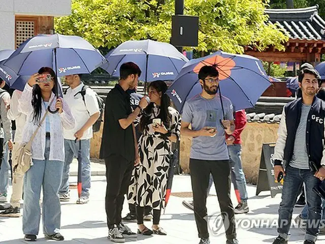 韓国の古典ラブストーリー「春香伝」をテーマにした「春香祭」が開催中の南西部・全羅北道南原市を訪れた外国人観光客＝１３日、南原（聯合ニュース）